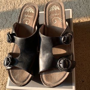 Dansko riveted black platforms sandals